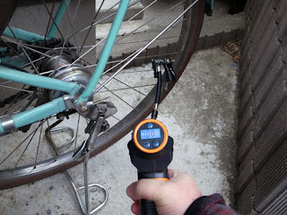 オートモードでは途中までしか空気は補充できない DigHealth 電動エアコンプレッサー自転車は止めた方が無難