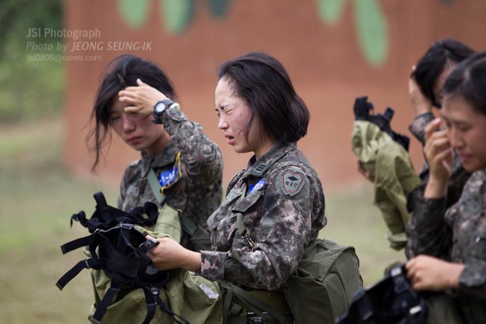 Korean%2Bfemale%2Bsoldiers%2Bwear%2Bgas%2Bmasks%2Bto%2Bavoid%2Bsmelling%2Bgas%2Bshells%2B1.jpg