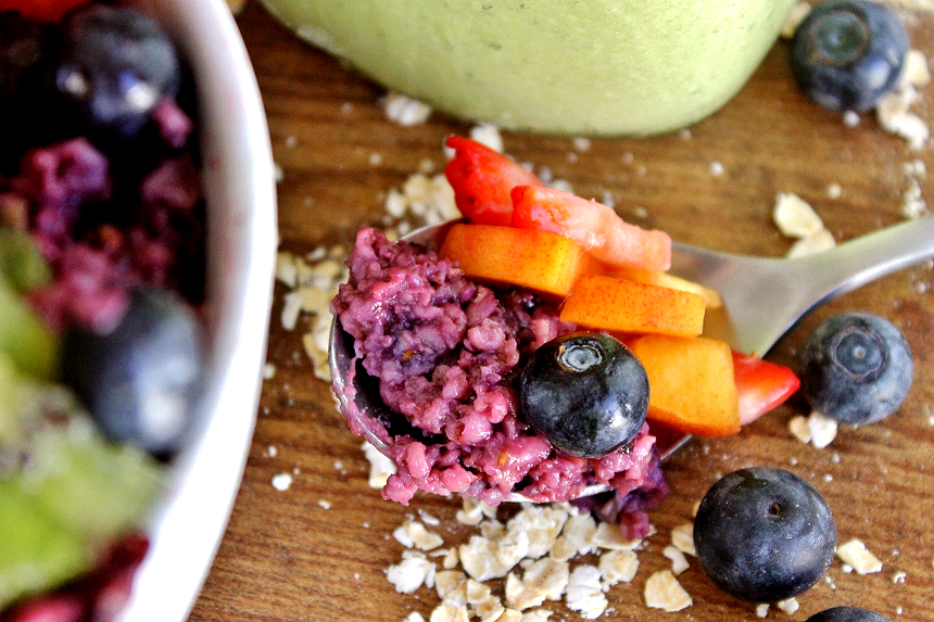 This Rainbow Oatmeal bowl is packed with delicious fresh blueberries, strawberries, peaches and kiwis and is sure to put a smile on your face with the fresh blueberry oatmeal hidden beneath! Make it toway with Quaker® Oats Quick 1 Minute Oatmeal from #Walmart and #BringYourBestBowl. #AD