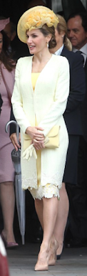 Tenue Felipe Varela / escarpins Prada / pochette Magrit