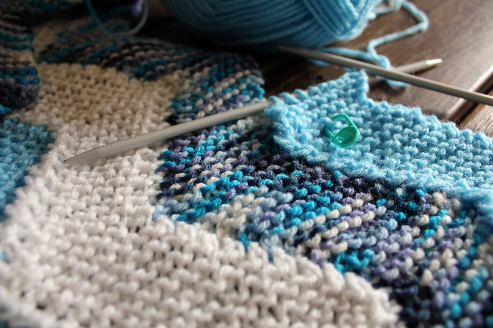 Keeping Mama Crafting Knitting the Ten Stitch ZigZag Blanket