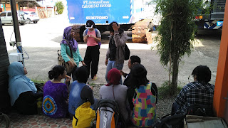 menunggu keberangkatan