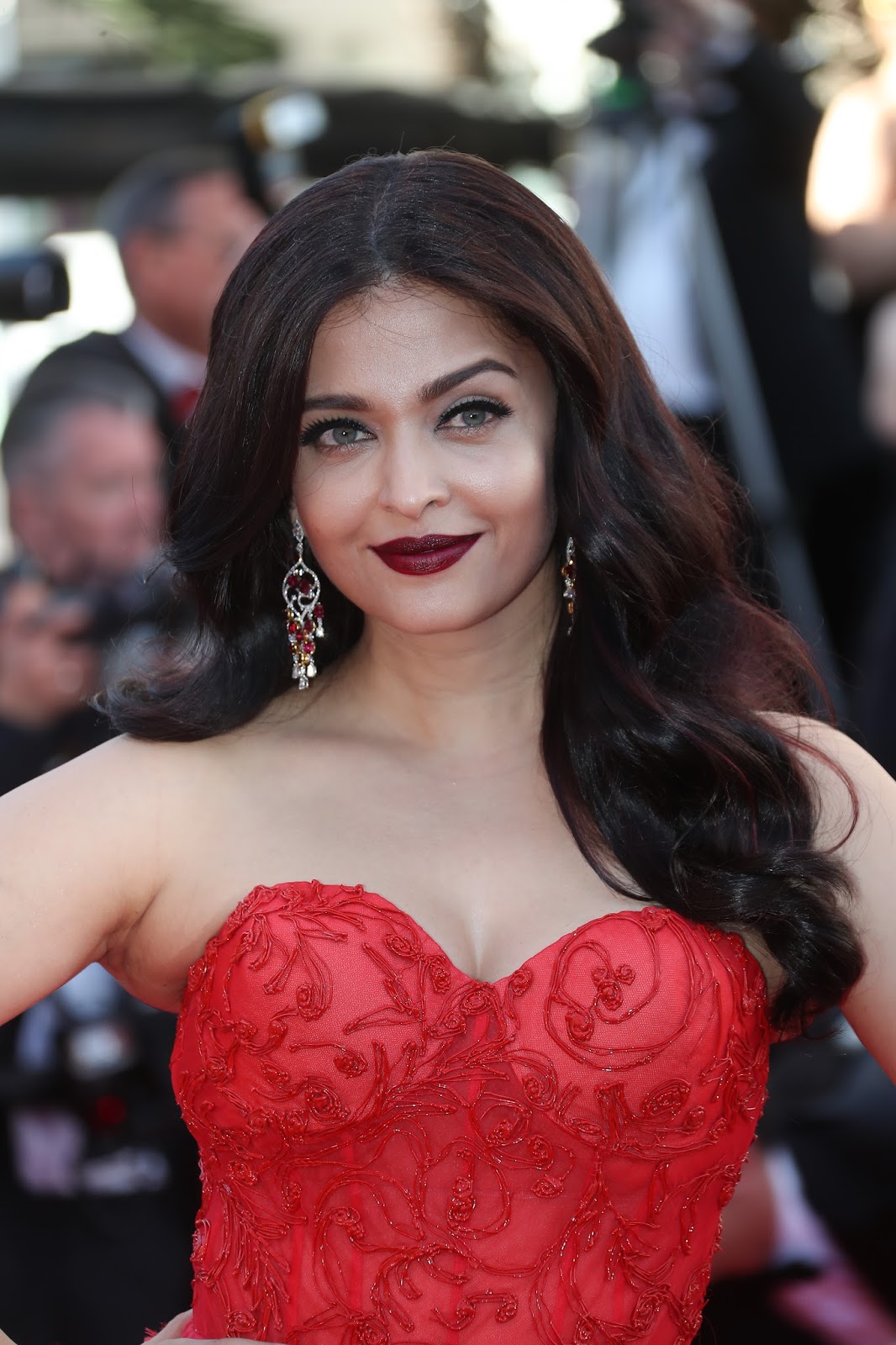 Aishwarya Rai Bachchan Looks Ravishing in a Ralph & Russo Red Gown At '120 Beats Per Minute (120 Battements Par Minute)' Premiere During The 70th Cannes Film Festival 2017