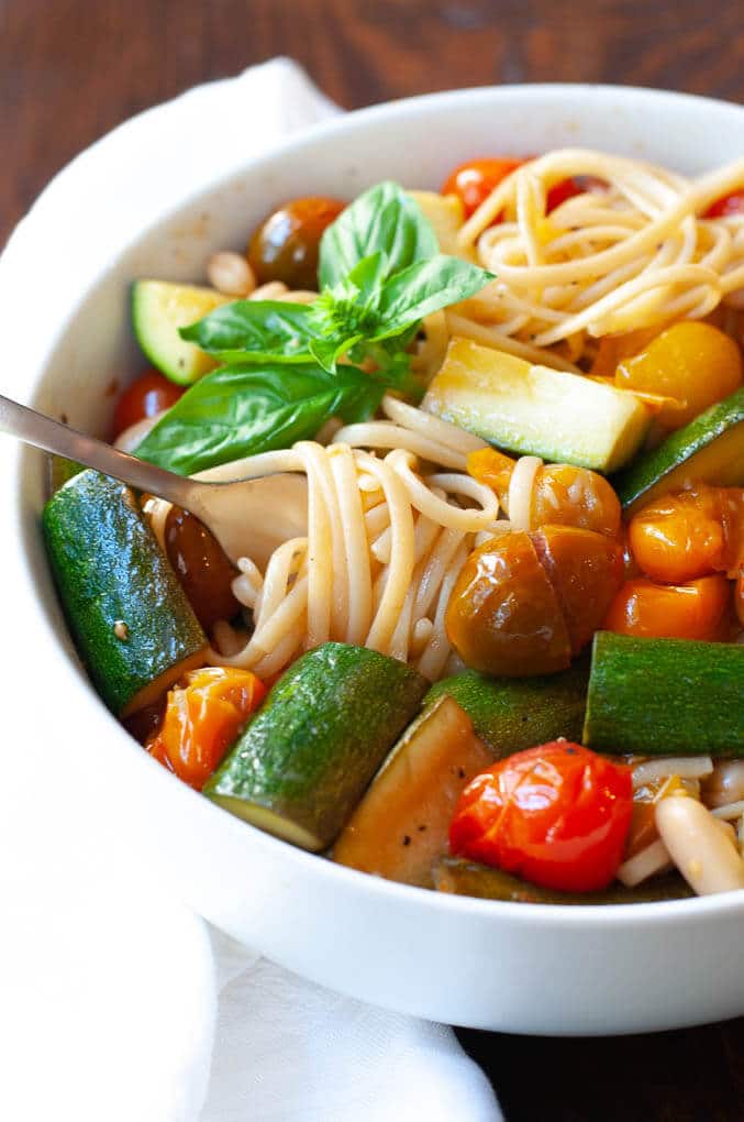 BALSAMIC CHêRRY TOMATO PASTA WITH ZUCCHINI AND CANNêLLINI BêANS