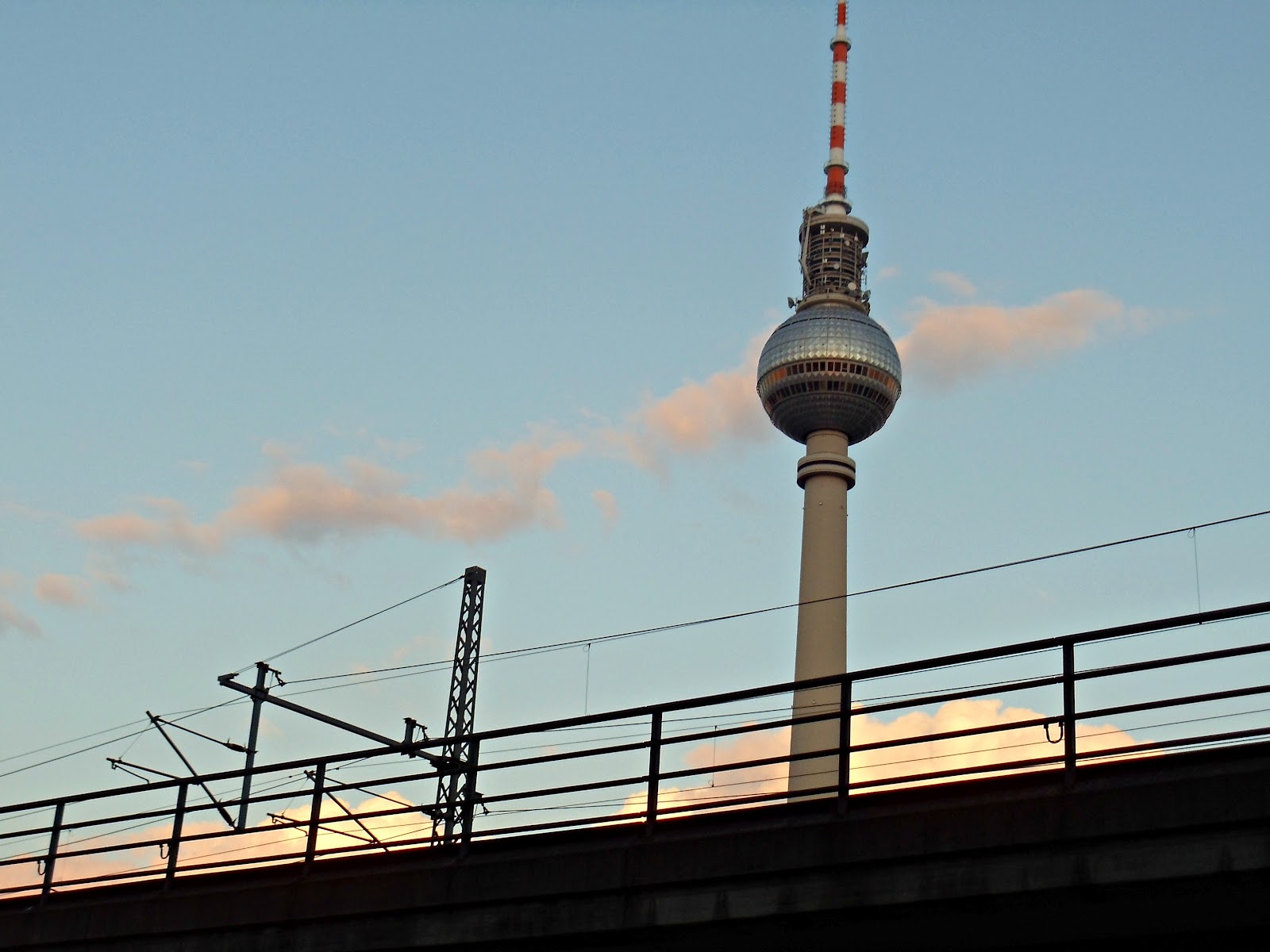 Den Fernsehturm kannte ich bisher nur von "Berlin Tag und Nacht" und hab gefühlte hundert Bilder davon gemacht D Oben drin ist ein Restaurant das sich