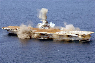 USS Oriskany detonando las cargas