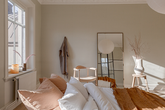 Simple Bedroom Styling with a Play on Light