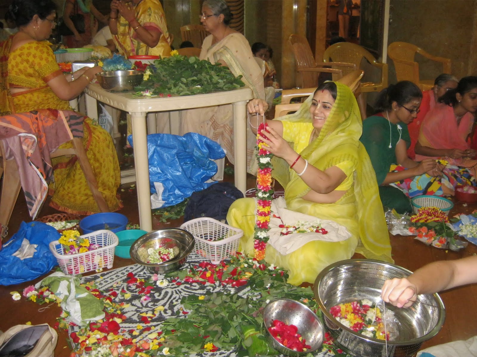 Vaisnavi Sanga Inspiring Vaisnavis the Chowpatty garland makers (with tutorial)