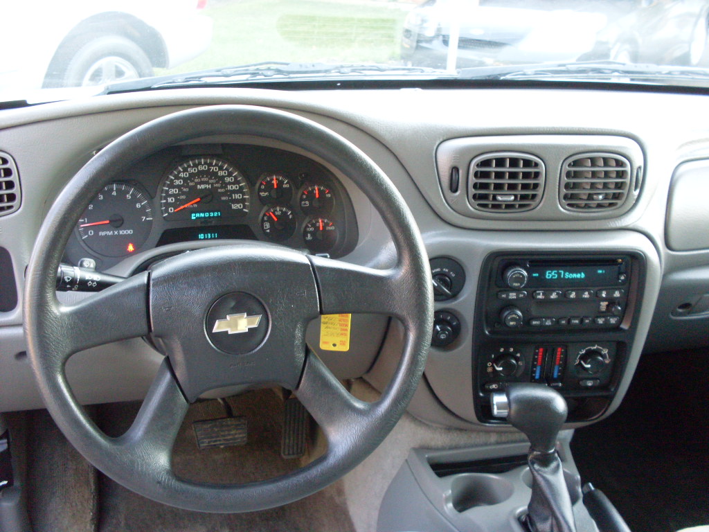Ride Auto: 2005 Chevrolet Trailblazer silver