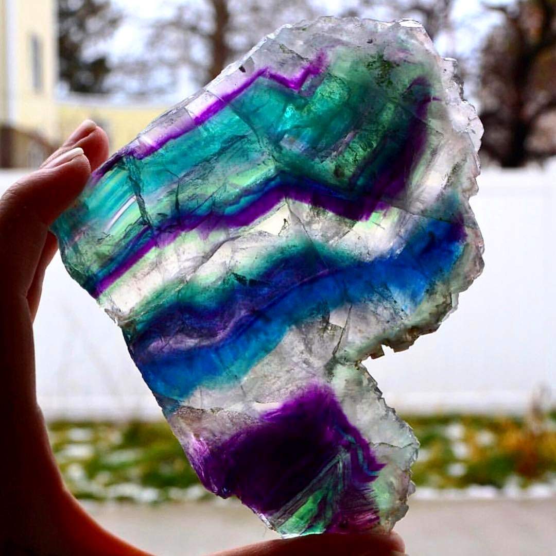 why fluorite comes in different colors with examples