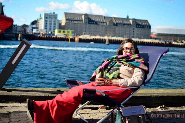 Disfrutando al soleado fresco de una cerveza en la terraza del Papirøen Disfrutando al soleado fresco de una cerveza en la terraza del Papirøen, Copenhague