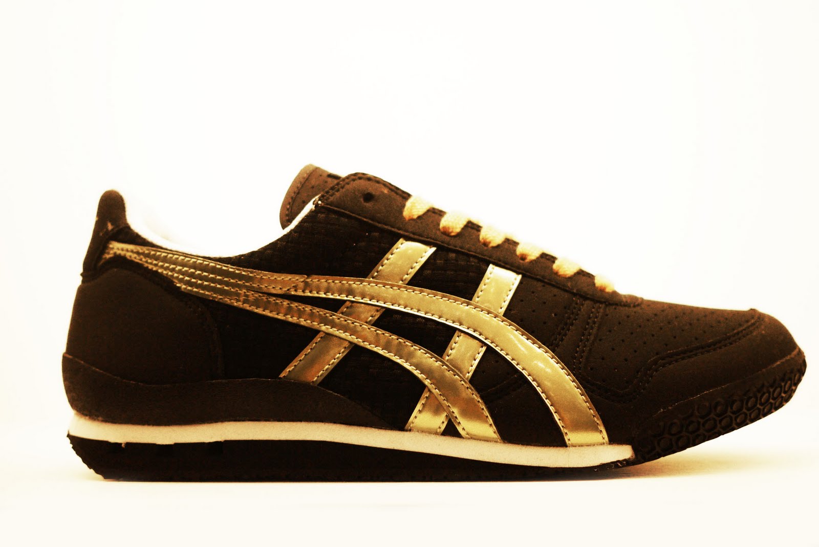 CROSSOVER: ONITSUKA TIGER AVAILABLE @ CROSSOVER