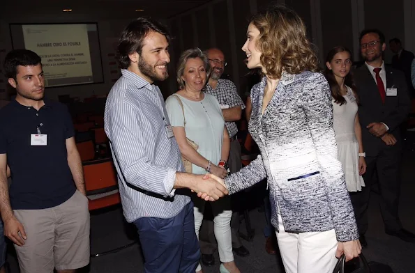 Queen Letizia the course Zero Hunger: it is possible at Euroforum, Letizia wore Felipe Varela Coat, Hugo Boss trousers