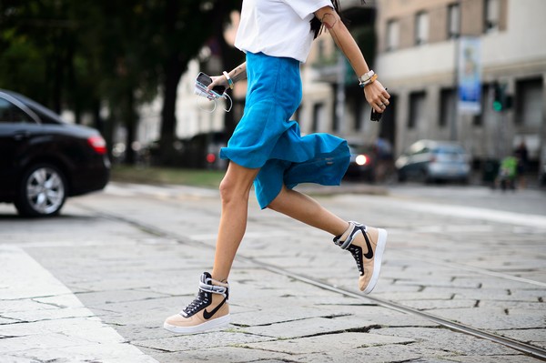 3 cách mix giúp quý cô tận dụng dễ dàng high top sneaker hầm h3ố