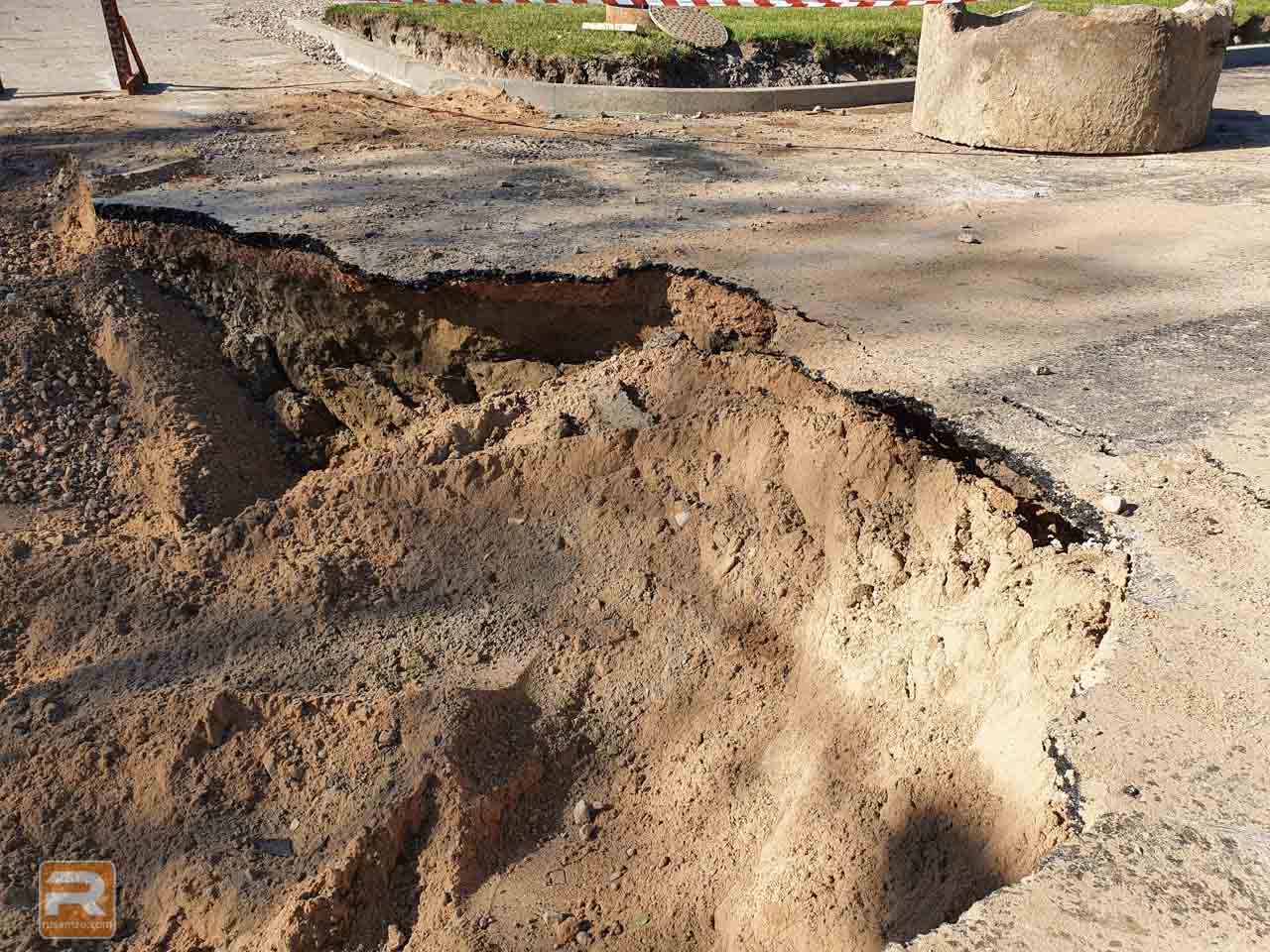 Uzlauzts jauns asfalts un izrakta bedre Ūdensvada remonta vieta Jelgavā