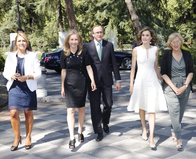 Queen Letizia of Spain attends award ceremony of the 25th edition of FEDEPE, Queen wore Hugo Boss dress, Malababa clutch, tous jewelers earrings, Magrit snakers pumps