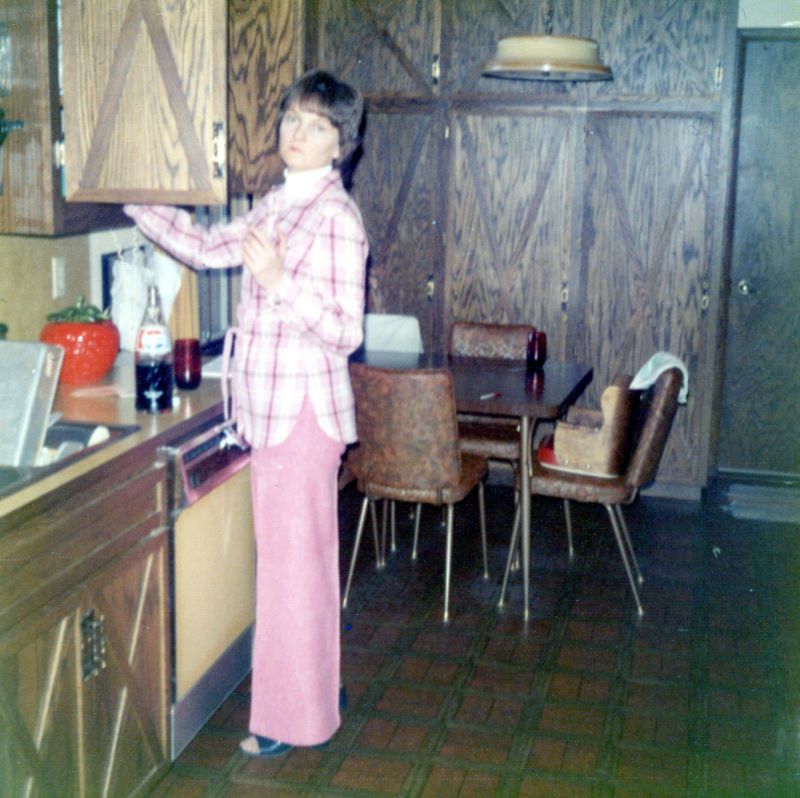 25 Intimate Photos Of Mom Working In The Kitchens In The 1970s Usstories Oldusstories 