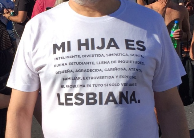 Um Outro Olhar: Camiseta de apoio à filha lesbiana viraliza no World Pride  de Madrid
