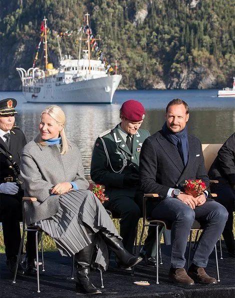 Crown Prince Haakon and Princess Mette-Marit visited Namsskogan, Grong and Namsos. red dress and grey coat