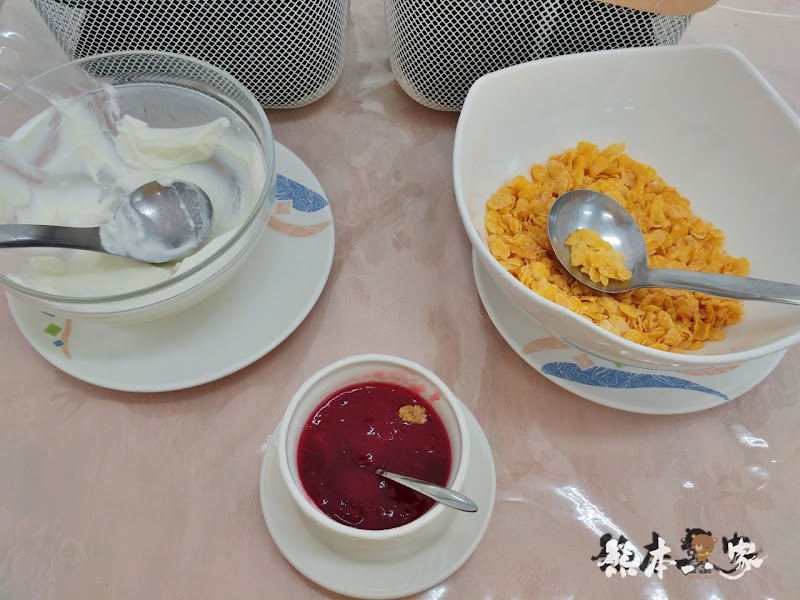 苗栗特色料理|飛牛餐廳|牧場起司酥、鮮奶饅頭酥好吃-還有素食、單點、團體合菜選擇