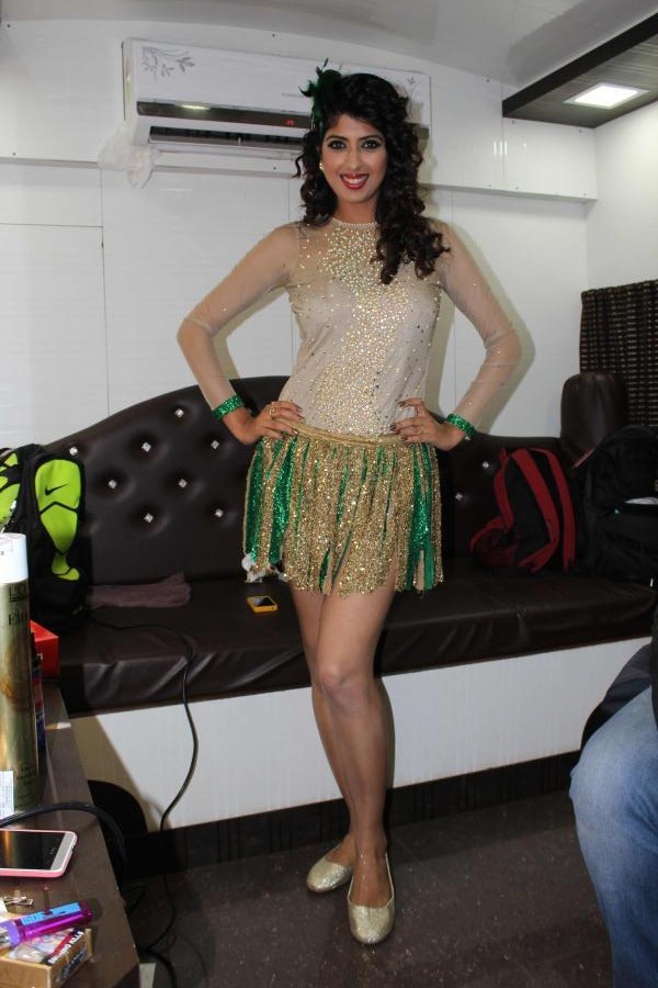 Hindi TV Actress Aishwarya Sakhuja Long Legs Show In Green Skirt