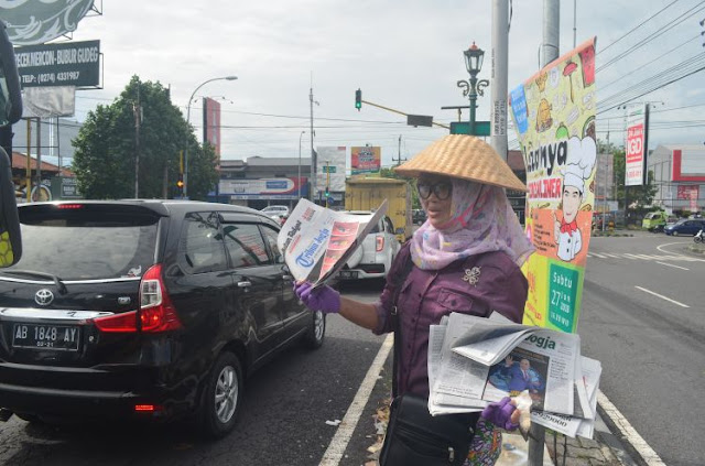 Kisah HANI...Dulu Sering Dihina dan Dianggap Rendahan, Sekarang Penjual Koran ini Tampil Modis Kisah HANI...Dulu Sering Dihina dan Dianggap Rendahan, Sekarang Penjual Koran ini Tampil Modis