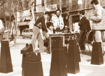 Ajedrez gigante en la Plaça Orfila en 1984