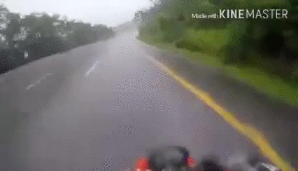 빗길 오토바이 사고 일인칭.gif | 인스티즈