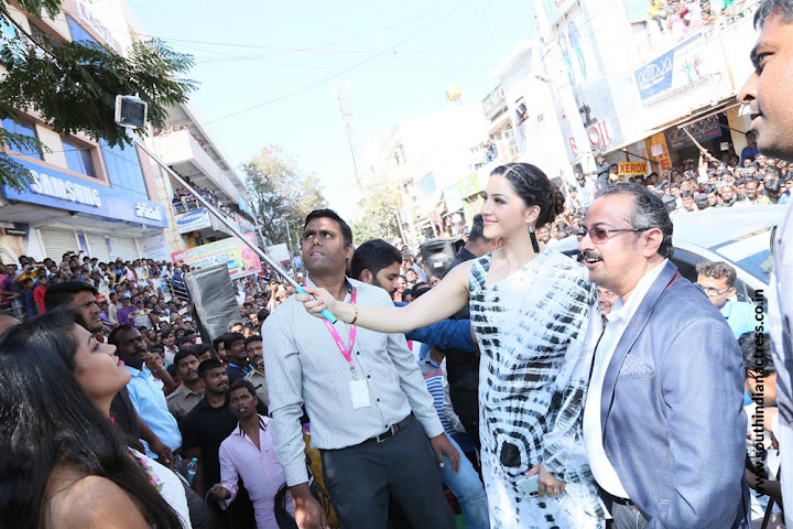 Mehreen Pirzada launches B New Mobile Store