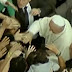 Papa circula em carro aberto pelo centro do Rio e emociona fiéis
