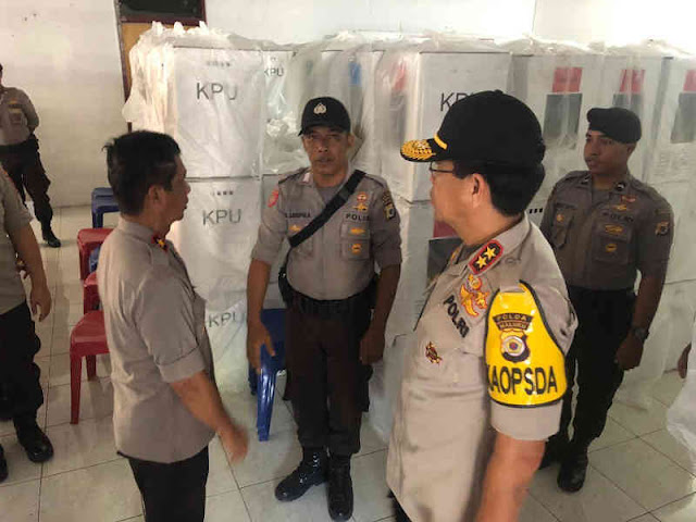 Royke Lumowa Cek Keamanan Kotak Suara Pemilu di 2 PPK Kota Ambon Royke Lumowa Cek Keamanan Kotak Suara Pemilu di 2 PPK Kota Ambon