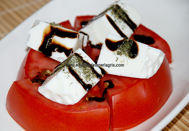 Tomate aliñado al eneldo Tomate aliñado al eneldo