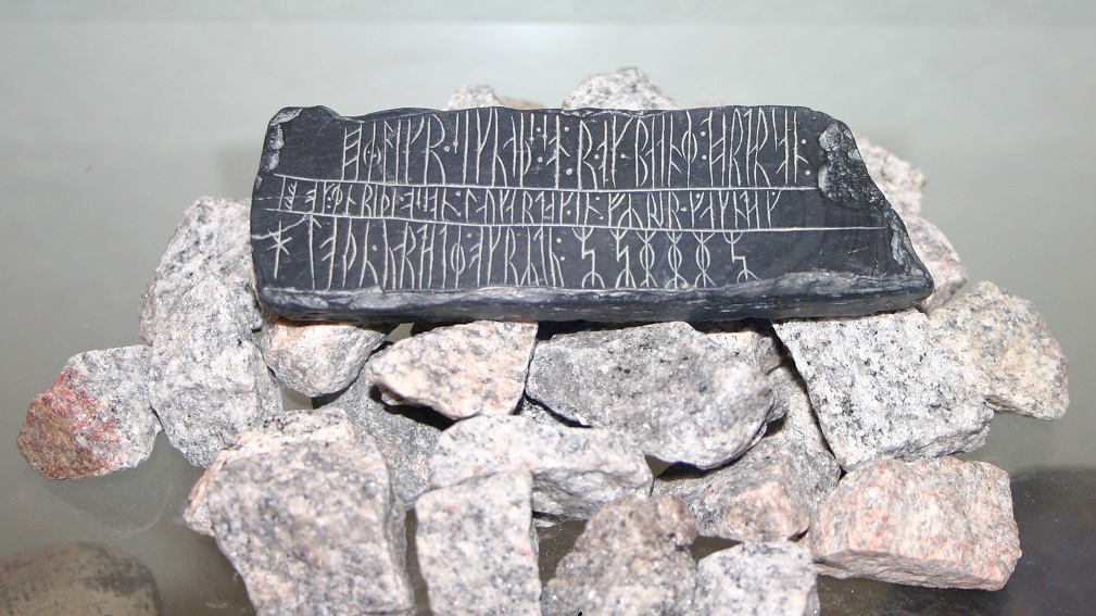Читать камень 1. Рунические надписи. Рунный камень. Древний камень с рунами. Рунические надписи на камнях.