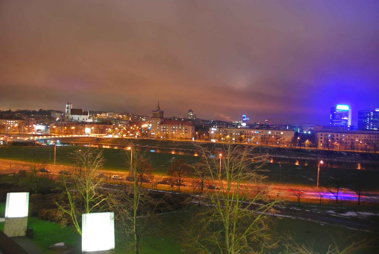 Вид со сквера у Сведбанка. Vilnius at night, Lithuania. Вид со сквера у Сведбанка. Vilnius at night, Lithuania.