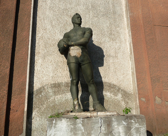 Константиновка. Ул. Олексы Тихого. Общежитие завода стеклоизделий. 1938 г. Скульптура физкультурника Константиновка. Ул. Олексы Тихого. Общежитие завода стеклоизделий. 1938 г. Скульптура физкультурника