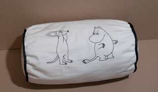 Nipsu ja Muumipeikko -tyynynpäällinen 20x35cm putkityynyyn Nipsu ja Muumipeikko -tyynynpäällinen 20x35cm putkityynyyn