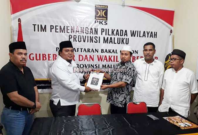 Serius Maju Pilkada Maluku, Murad Kembalikan Berkas Ke PKS Ambon, Malukupost.com - Buktikan keseriusannya untuk bertarung pada Pemilihan Kepala Daerah (Pilkada) Maluku 2018 nanti, Komandan Korps Brimob Republik Indonesia (RI), Irjen. Pol, Murad Ismail resmi mengembalikan formulir pendaftaran sekaligus terdaftar pada Tim Pemenangan Pilkada Wilayah (TPPW) Dewan Pimpinan Wilayah (DPW) Partai Keadilan Sejahtera (PKS) Maluku sebagai bakal calon Gubernur Maluku periode 2018-2023.