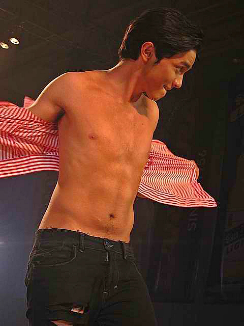 Discreetly Yours: Cosmo Bachelor Bash 2012: Alden Richards