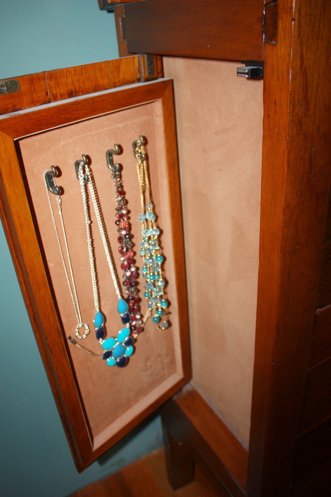 We Can Do That Too Love / Hate Jewelry Organization