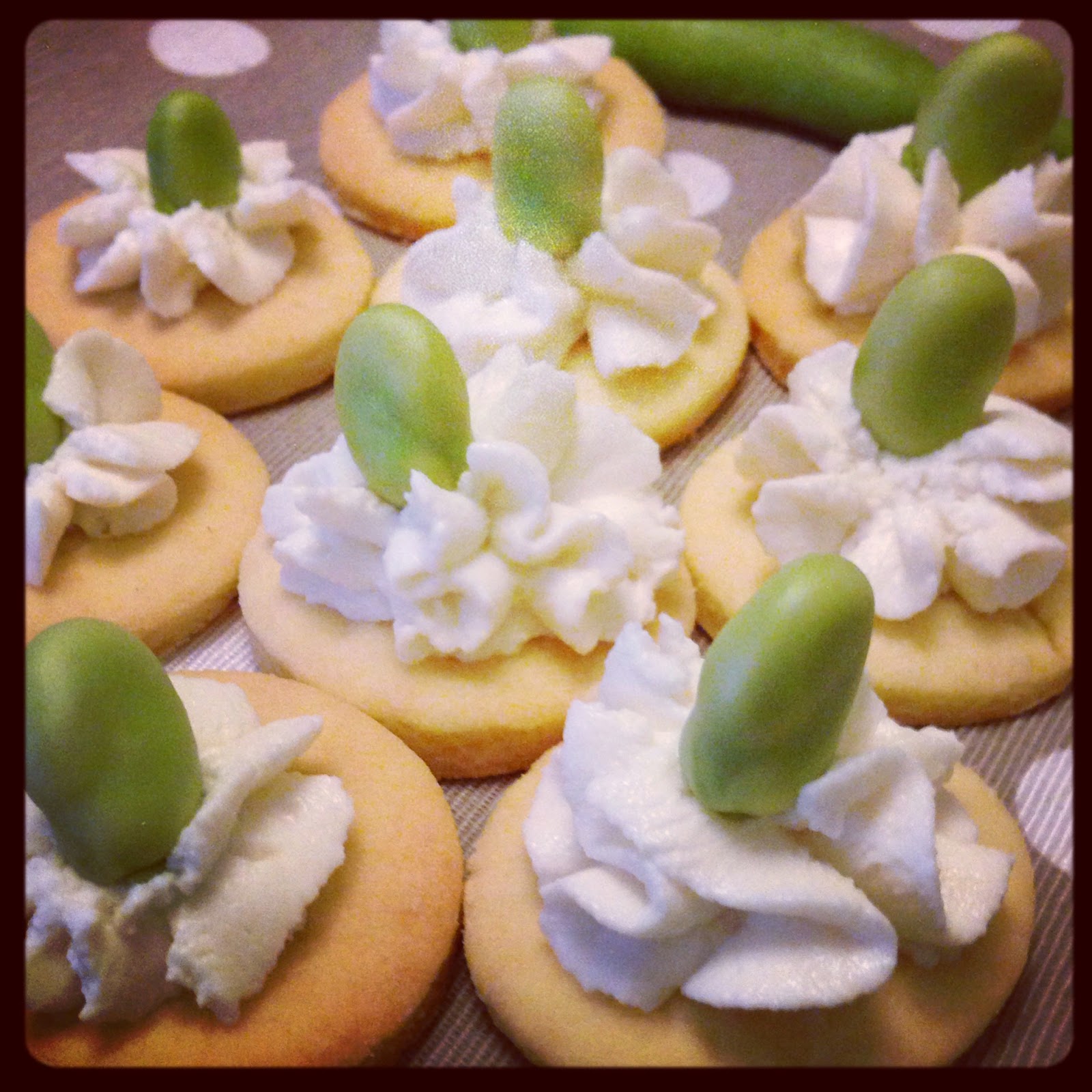 Azzuchef Biscottini salati al parmigiano con mousse al Pecorino e fava