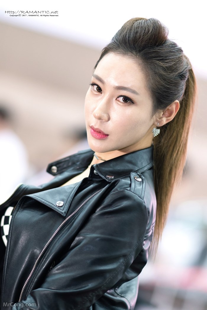 Kim Tae Hee&#39;s beauty at the Seoul Motor Show 2017 (230 photos) photo 10-12