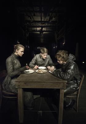 Scena ze spektaklu "Diabeł, który..." Mariusz Grzegorzek "Diabeł, który..." Teatr Studyjny