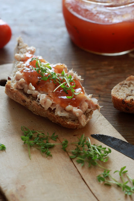 KAMAU: Tomatenmarmelade zu Crostini Variationen