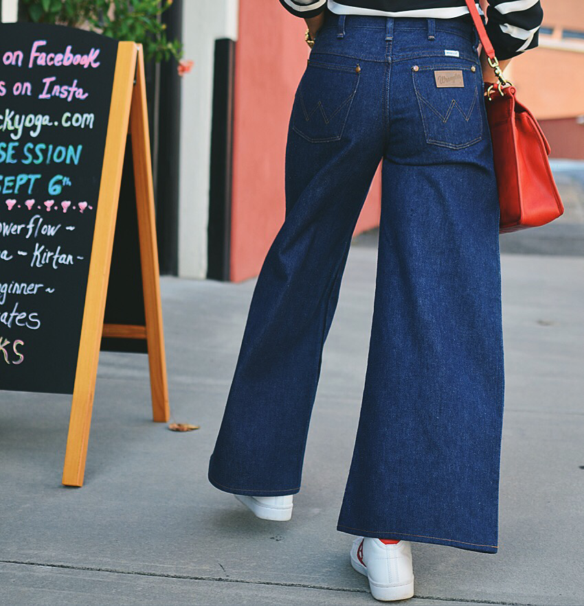 Wide-leg jeans street style 