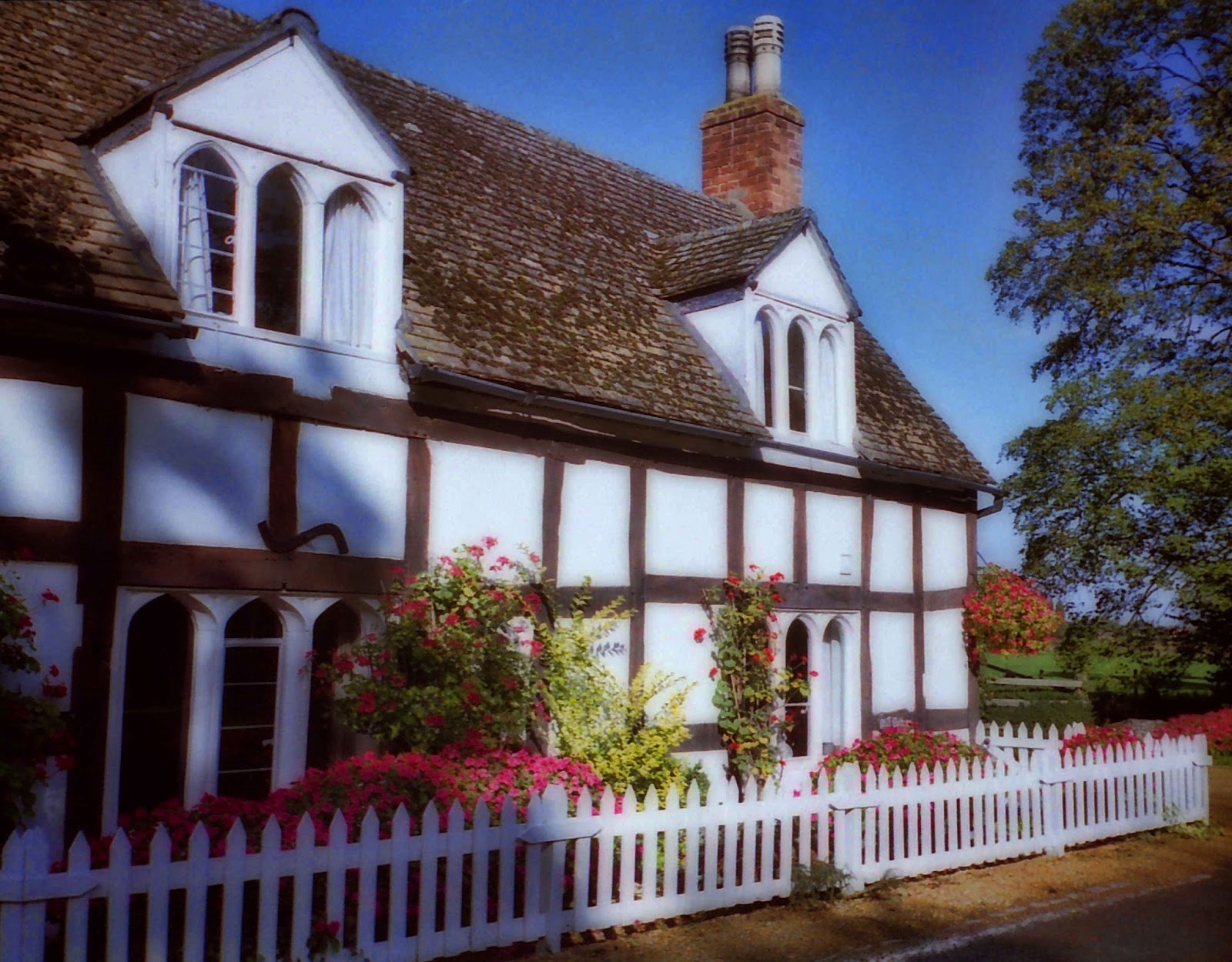 COTSWOLDS CASCADE BODDINGTON COTTAGE
