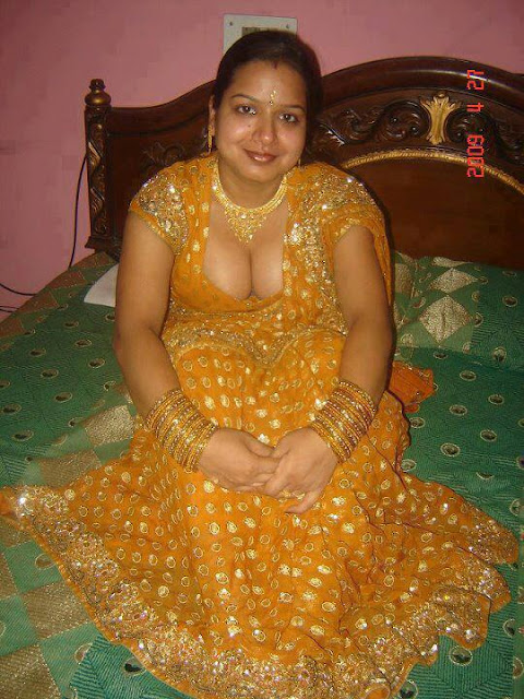 Housewife Photo Desi Masala Housewife Of Real Life In Saree And Cleavage Photo