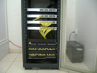 O MUNDO DA ELETRICIDADE: REDE DE COMPUTADORES, MONTAGEM DE RACKS.