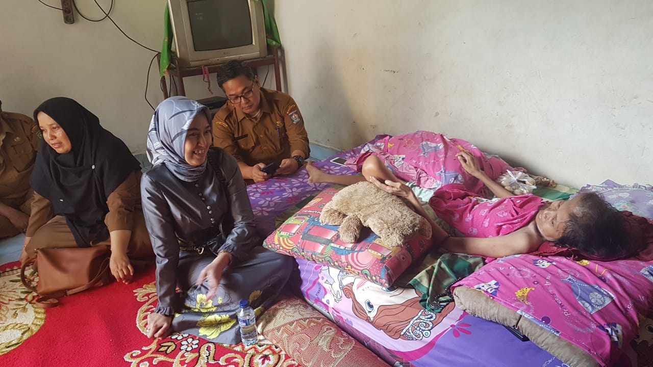 Hj Winda Fitrika saat mengunjungi Riati. Hj Winda Fitrika saat mengunjungi Riati.