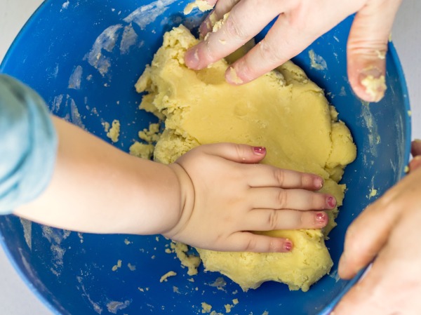 NO-COOK PUMPKIN PLAY DOUGH FOR KIDS- taste-safe, easy recipe!