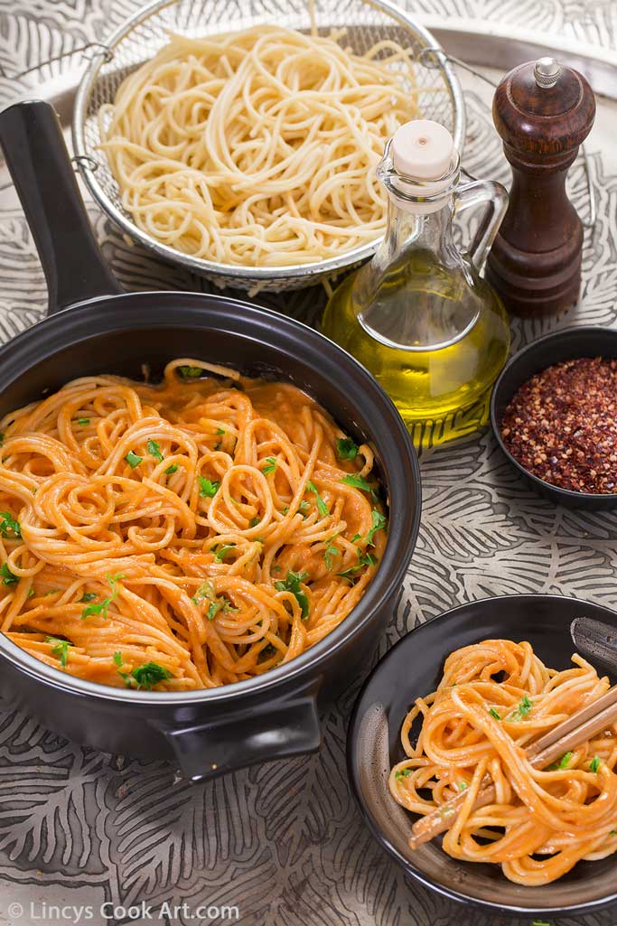 Roasted Bell Pepper Pasta Spaghetti in Creamy Roasted Bell Pepper